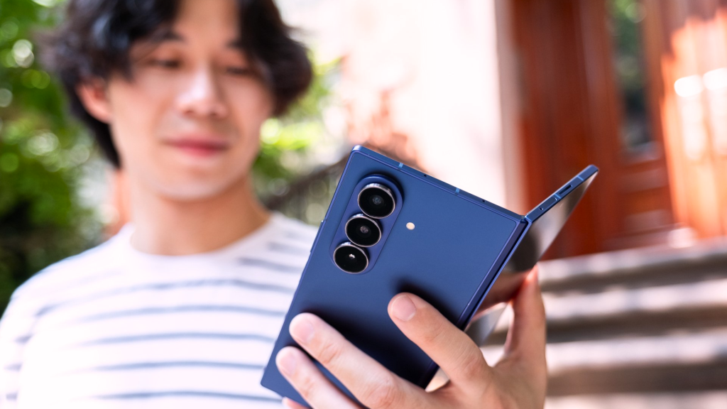 The Pros & Cons of Foldable Smartphones
