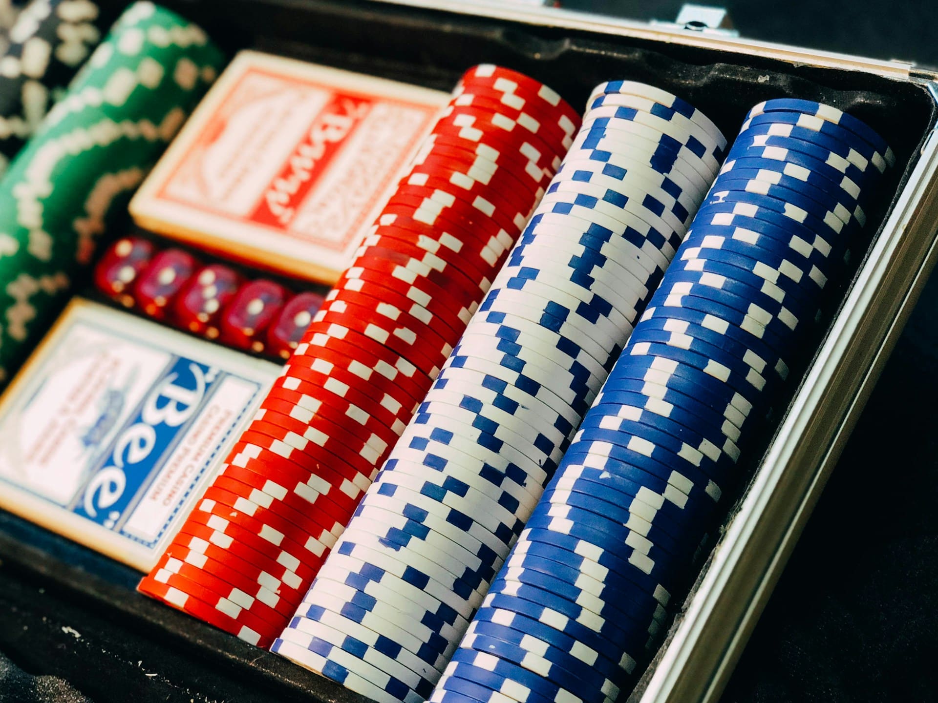 How Players Choose Casino Games From a Huge Game Library