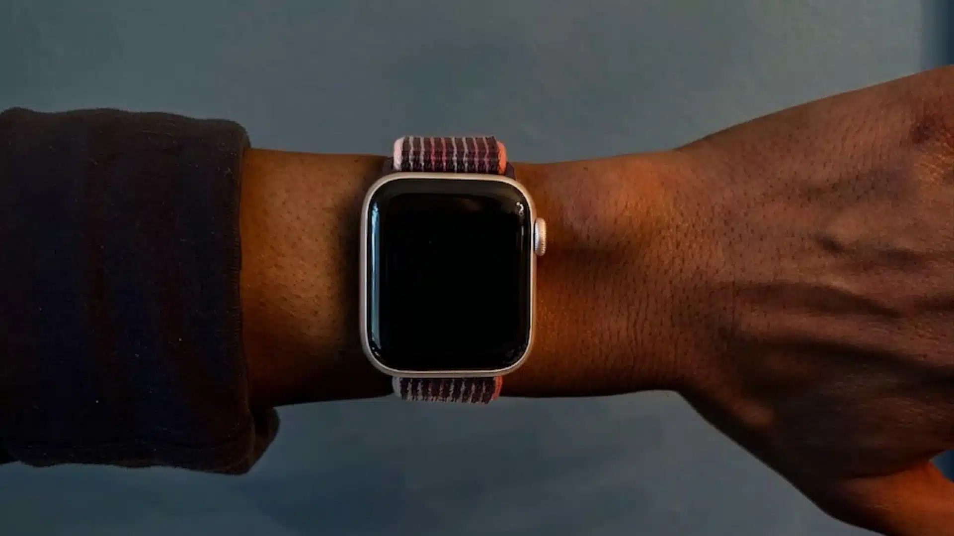 Apple Watch on wrist with woven band showing real-life fit, comfort, and everyday wear on a user’s arm