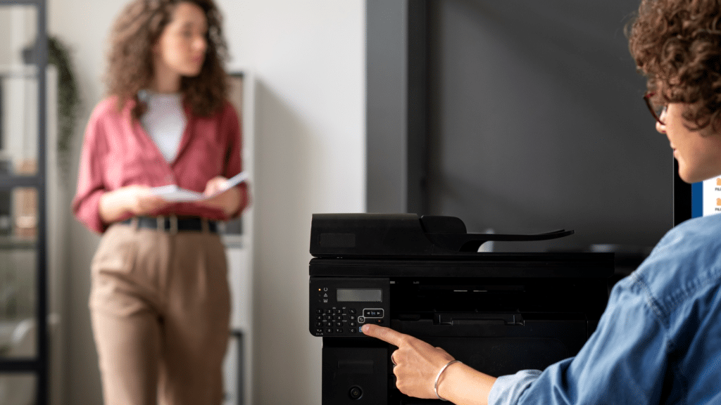 person selecting default printer settings on a Windows computer